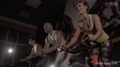 体育组在健身房做有氧运动训练在一起的画像